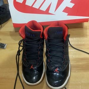 NIKE JORDAN MAX AURA BLACK AND RED HIGH TOP SNNEAKERS SZ 5YOUTH